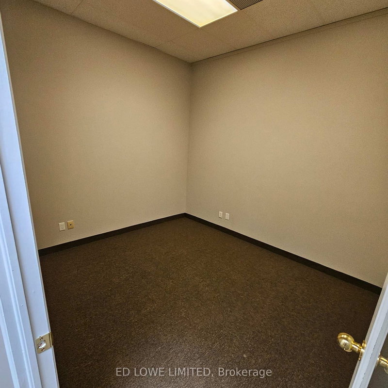 4 Cedar Pointe Dr photo 4