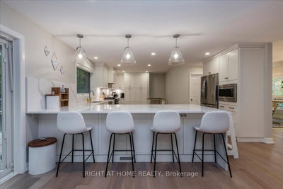11 WOODLAND Crescent — more photos
