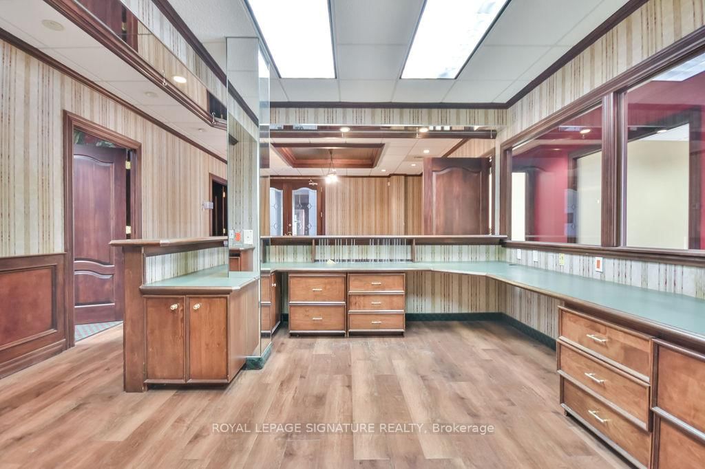 19 Front Street N, Unit 100 - Photo 15