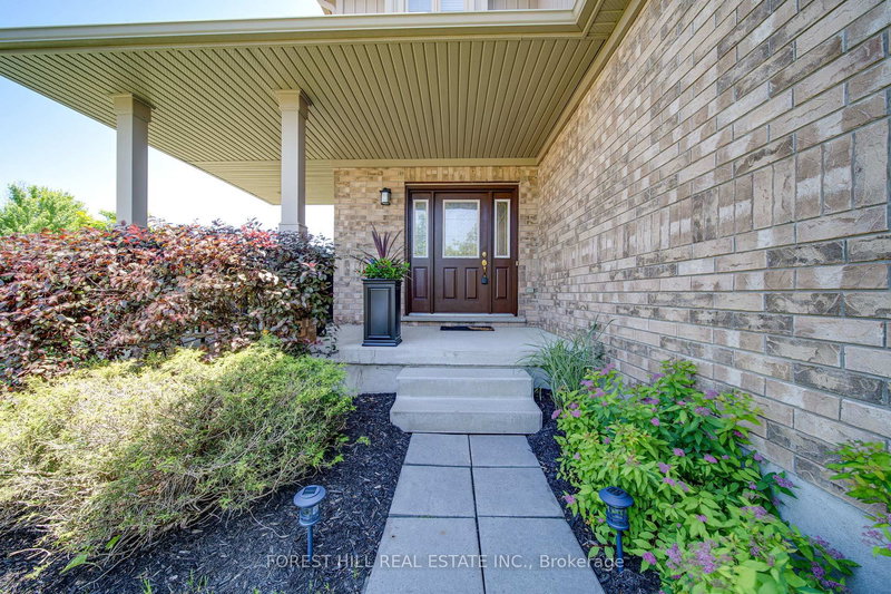 54 Chamberlain Cres, Collingwood, L9Y 0C9 | Image 3
