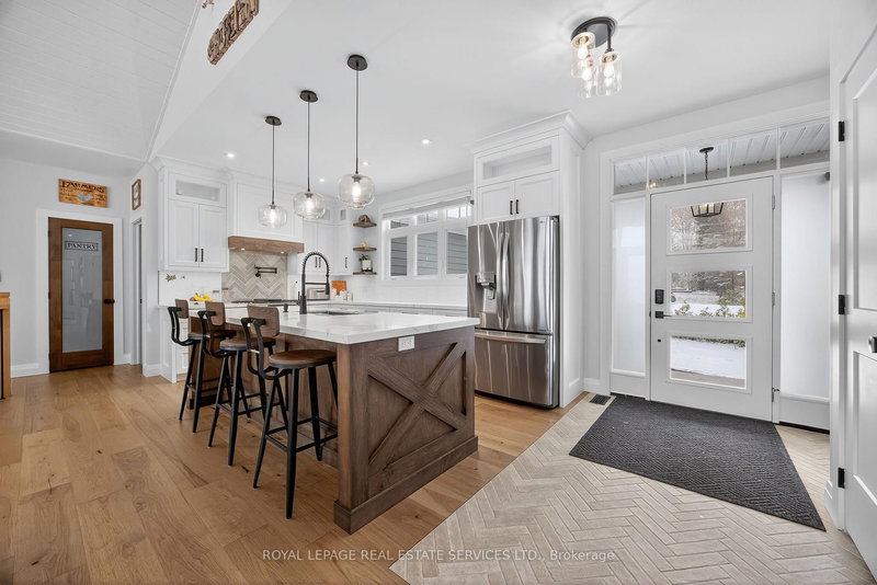 465 Parkview Crt, Midland, L4R 5G3 | Image 3