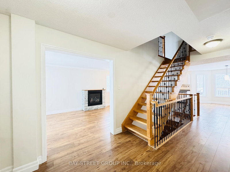 28 Shalom Way, Barrie, L4N 5X9 | Image 2