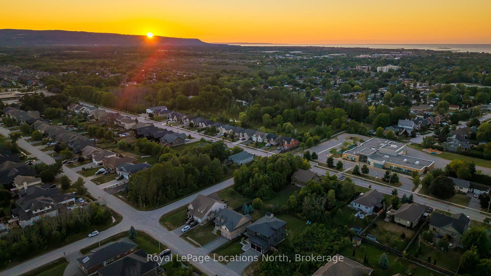 Detached House for sale at 49 Stanley Street, Collingwood, Ontario, L9Y 0G7 - Collingwood - MLS: S12653048