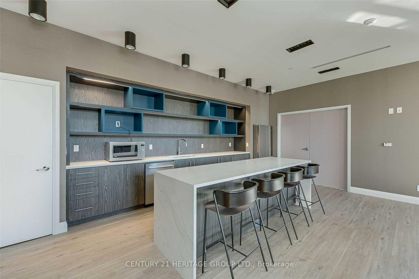 Condo for sale at 808-58 Lakeside Terrace, Barrie, Ontario, L4M 0L5 - Little Lake - MLS: S12667938