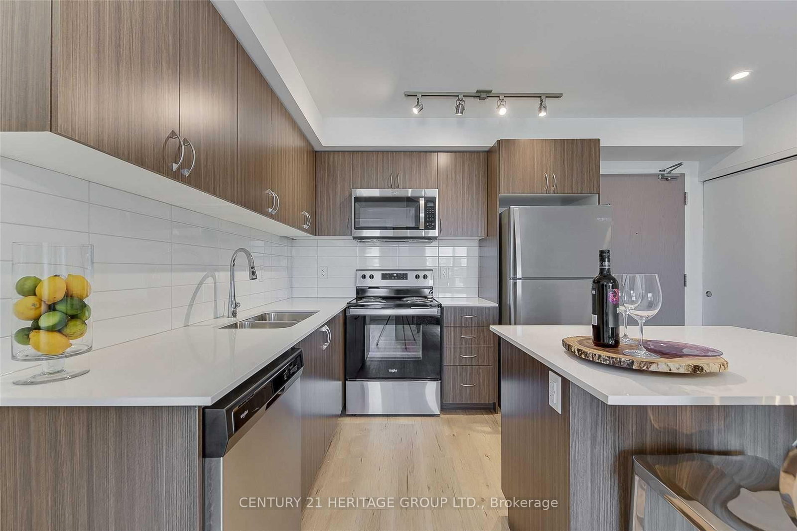 Condo for sale at 808-58 Lakeside Terrace, Barrie, Ontario, L4M 0L5 - Little Lake - MLS: S12667938