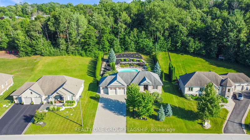 24 Wendat Tr, Springwater, L4M 6T4 | Image 2