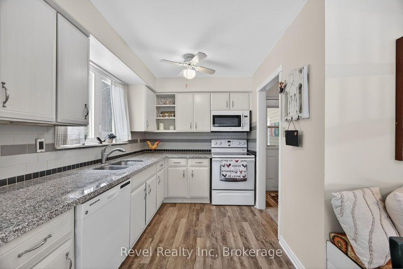 8 Manitou Cres, Tiny, L9M 0C6 | Image 2