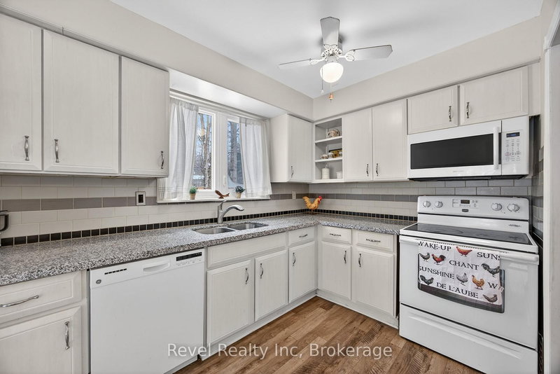 8 Manitou Cres, Tiny, L9M 0C6 | Image 3