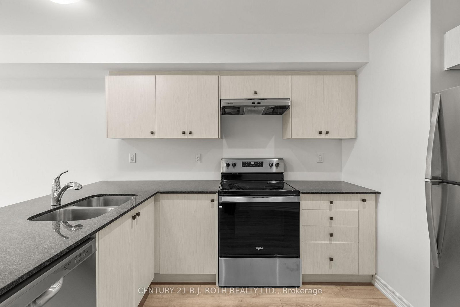 Townhouse for sale at 4-23 Hay Lane, Barrie, Ontario, L9J 0V6 - Innis-Shore - MLS: S12723892