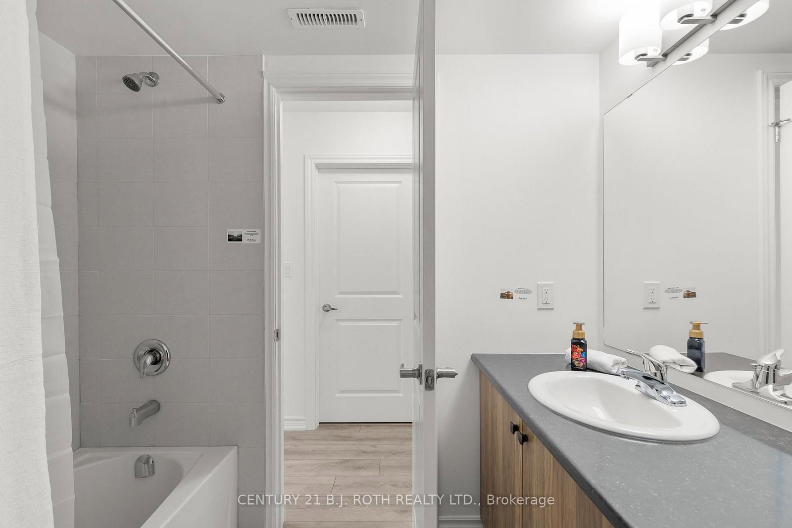 Townhouse for sale at 4-23 Hay Lane, Barrie, Ontario, L9J 0V6 - Innis-Shore - MLS: S12723892