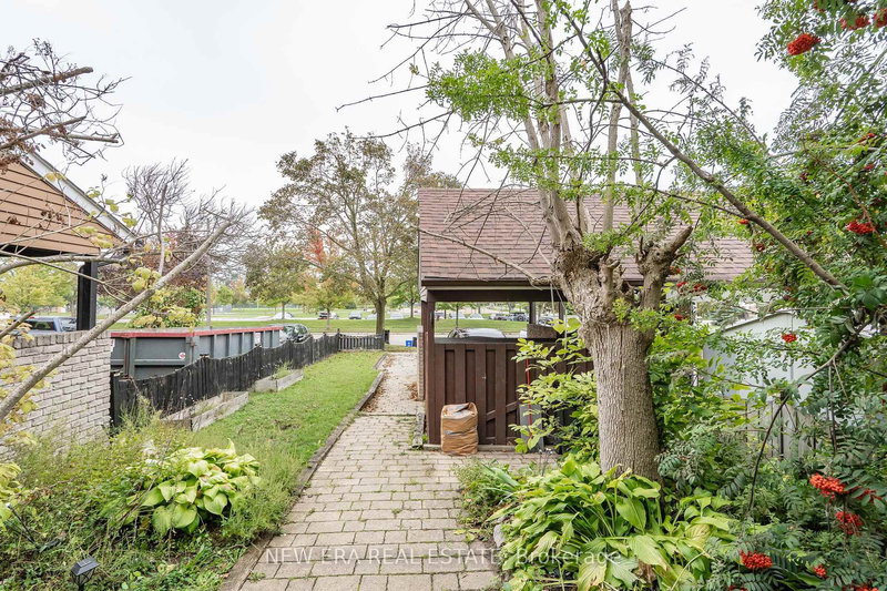 34 Lampman Lane, Barrie, L4N 5B1 | Image 2