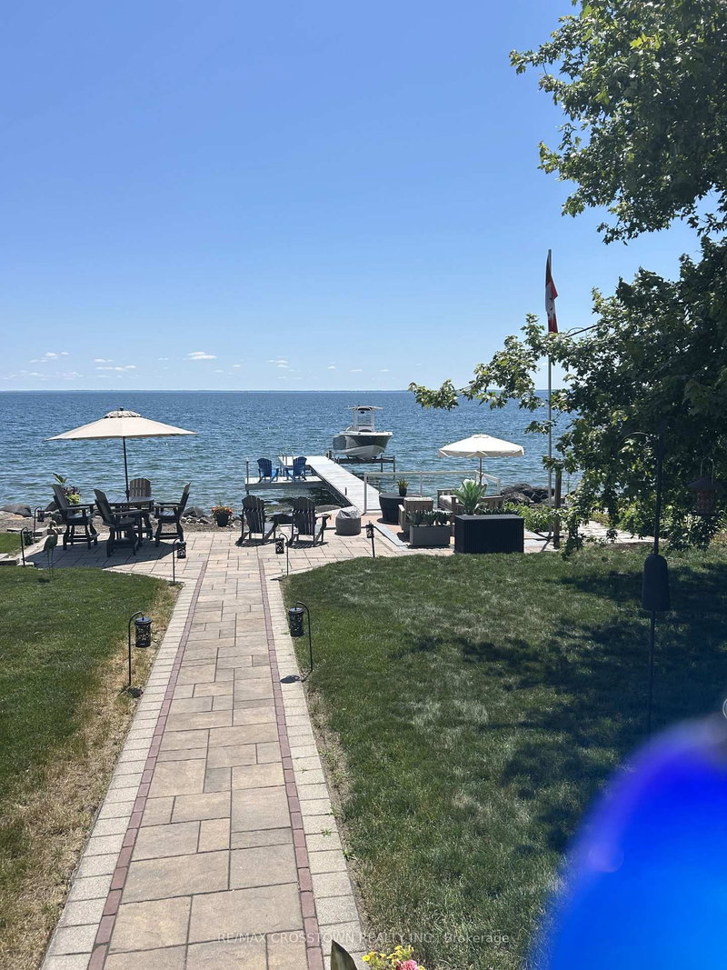 home for sale on 167 Lakeshore Road W