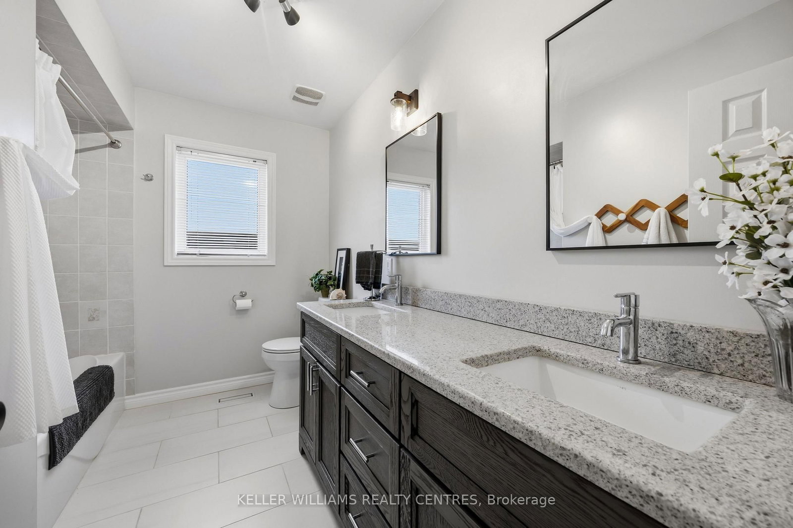 Detached House for sale at 13 Surrey Drive Drive, Barrie, Ontario, L4M 0C5 - Little Lake - MLS: S12778122