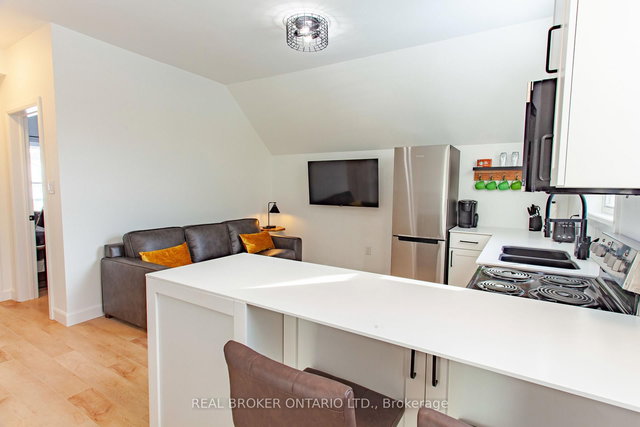 Upper - 97 ALBERT Street S