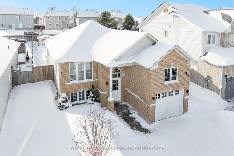 92 Wesley Ave, Wasaga Beach, L9Z 0B9 | Image 2