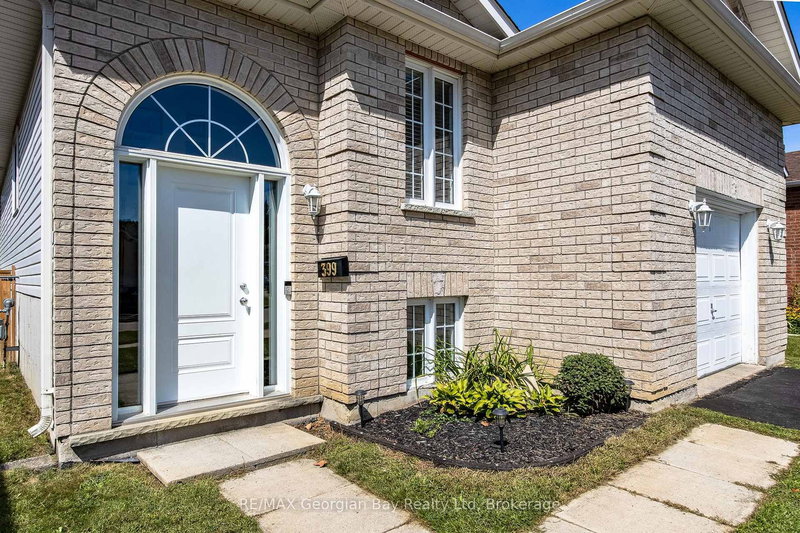 399 Irwin St, Midland, L4R 2V6 | Image 2