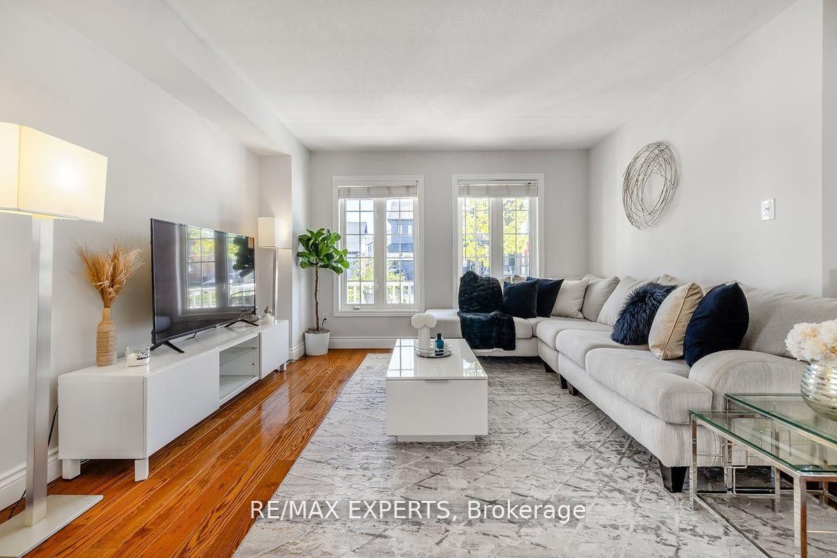 Detached House for sale at 10 Snowden Avenue, Barrie, Ontario, L4M 7H3 - Innis-Shore - MLS: S12843112