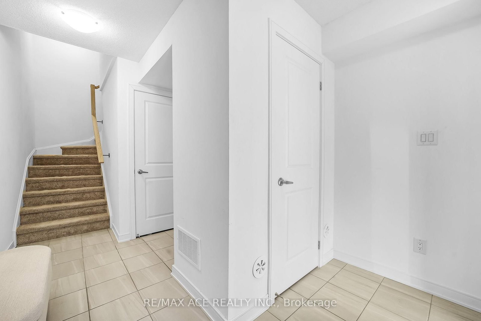 Townhouse for sale at 24 Spry Lane, Barrie, Ontario, L9J 0N6 - Innis-Shore - MLS: S12855426