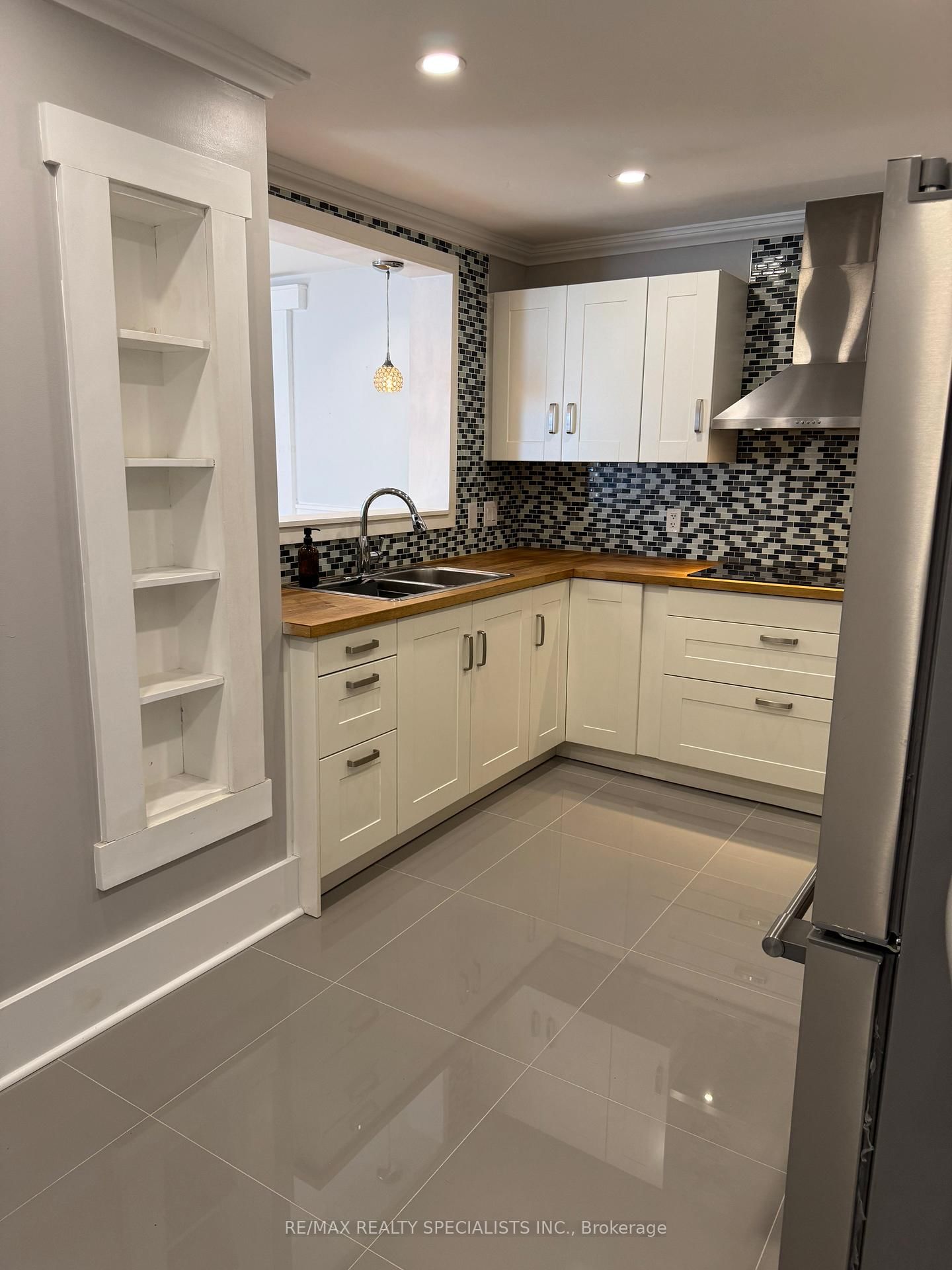 Detached House for sale at 49 Sanford Street, Barrie, Ontario, L4N 3C3 - Sanford - MLS: S12863642