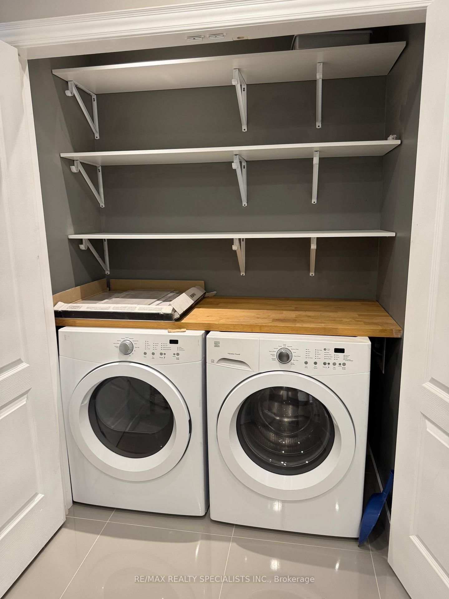 Detached House for sale at 49 Sanford Street, Barrie, Ontario, L4N 3C3 - Sanford - MLS: S12863642