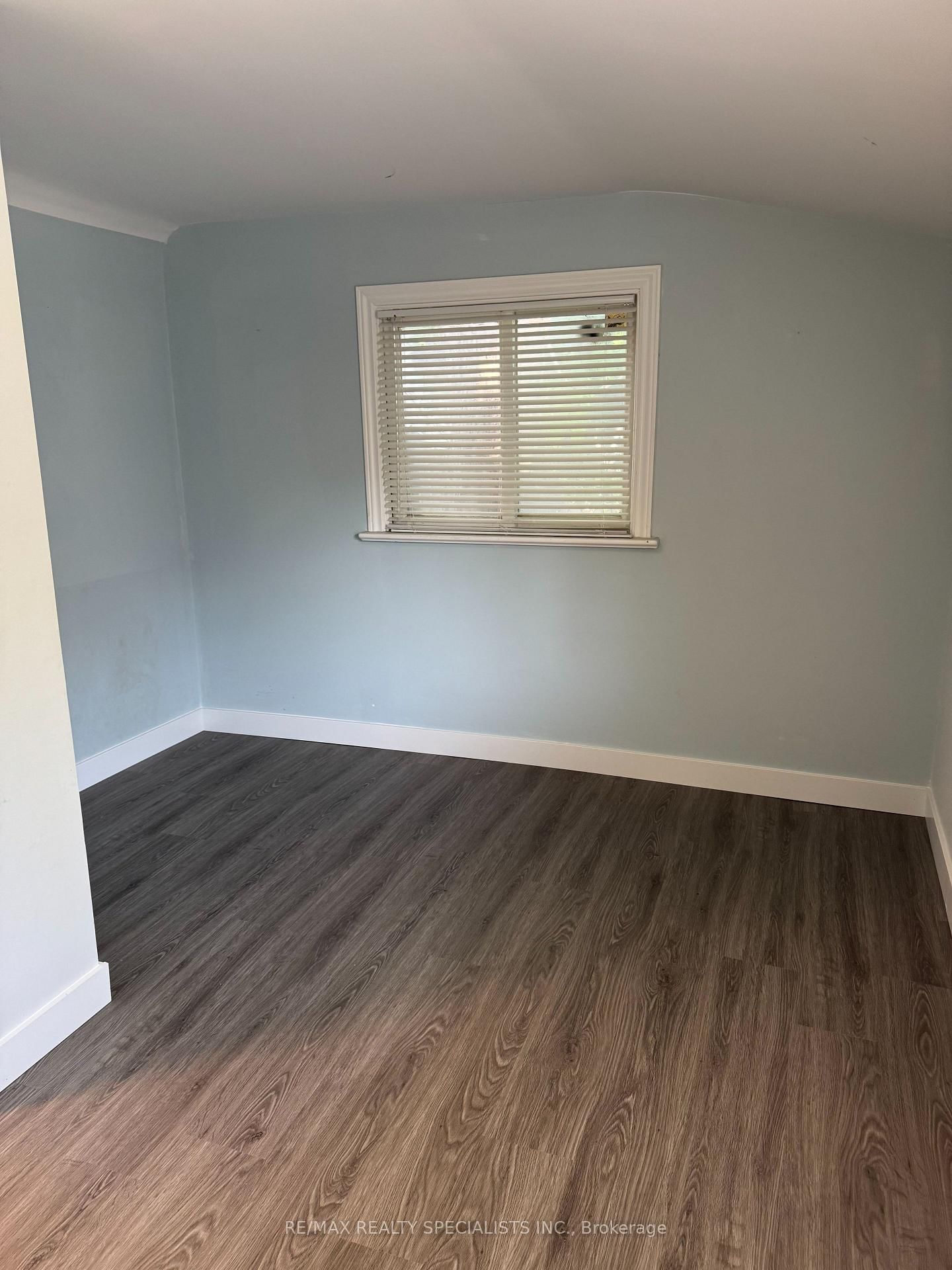 Detached House for sale at 49 Sanford Street, Barrie, Ontario, L4N 3C3 - Sanford - MLS: S12863642