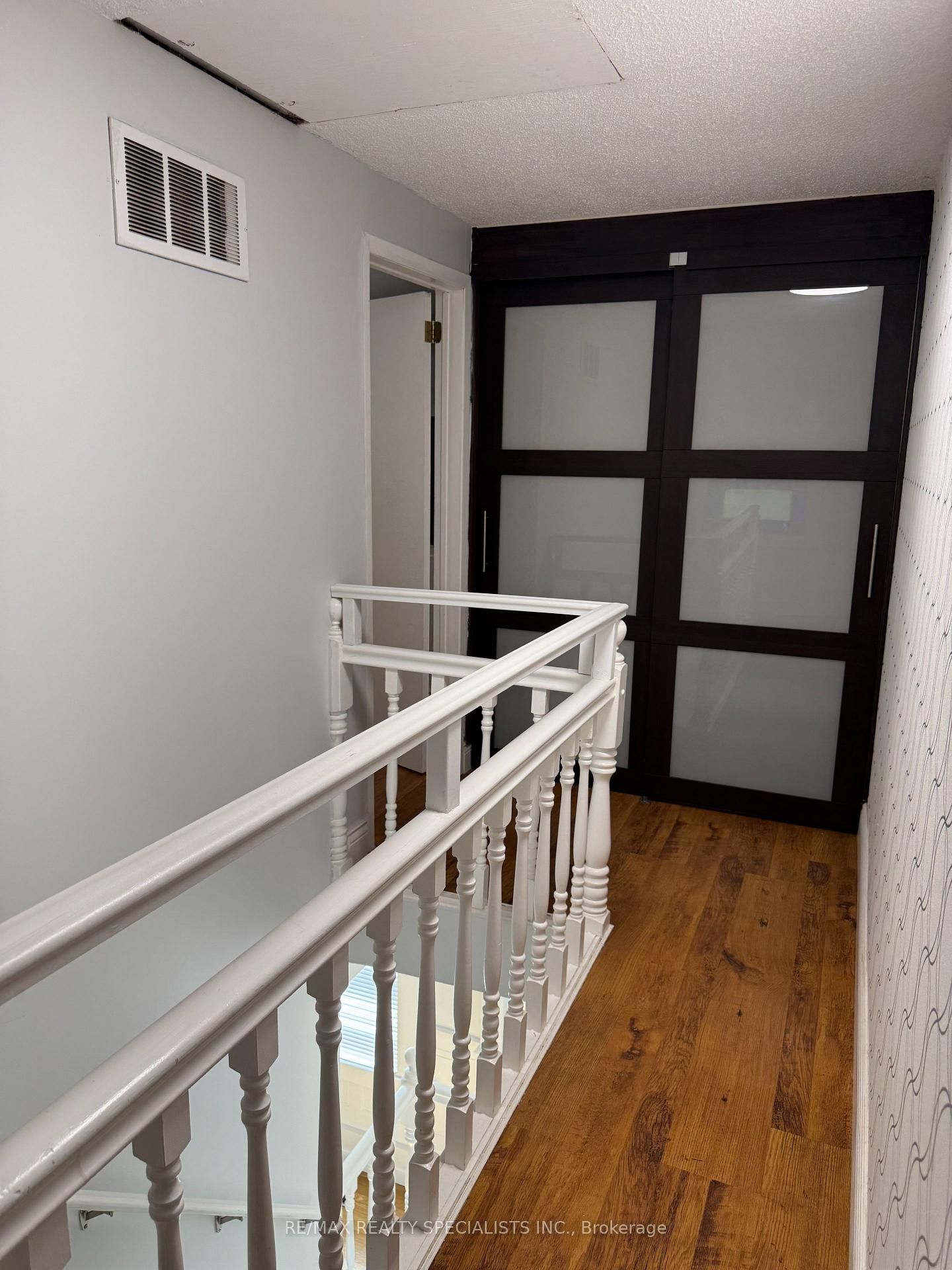 Detached House for sale at 49 Sanford Street, Barrie, Ontario, L4N 3C3 - Sanford - MLS: S12863642