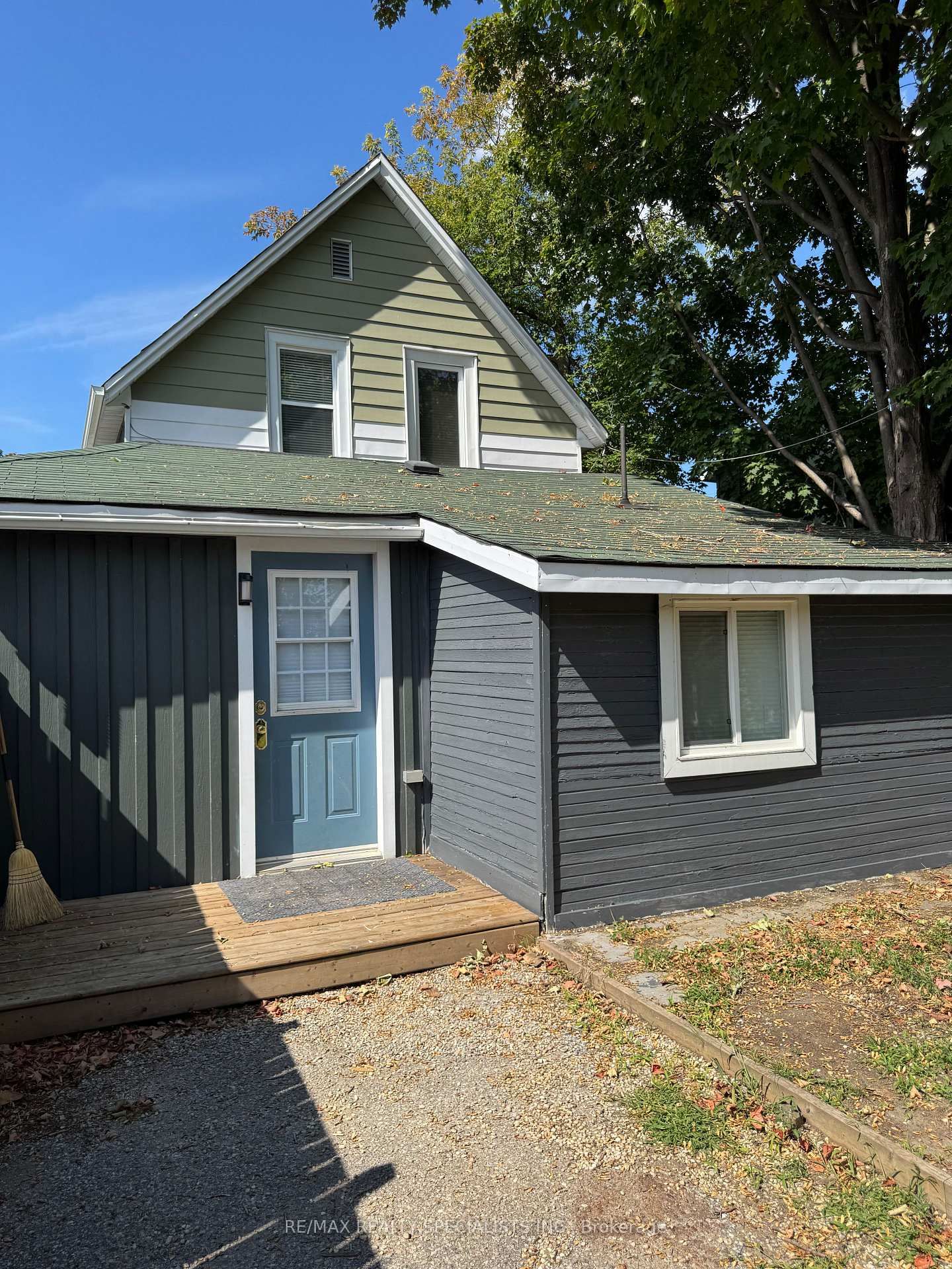 Detached House for sale at 49 Sanford Street, Barrie, Ontario, L4N 3C3 - Sanford - MLS: S12863642