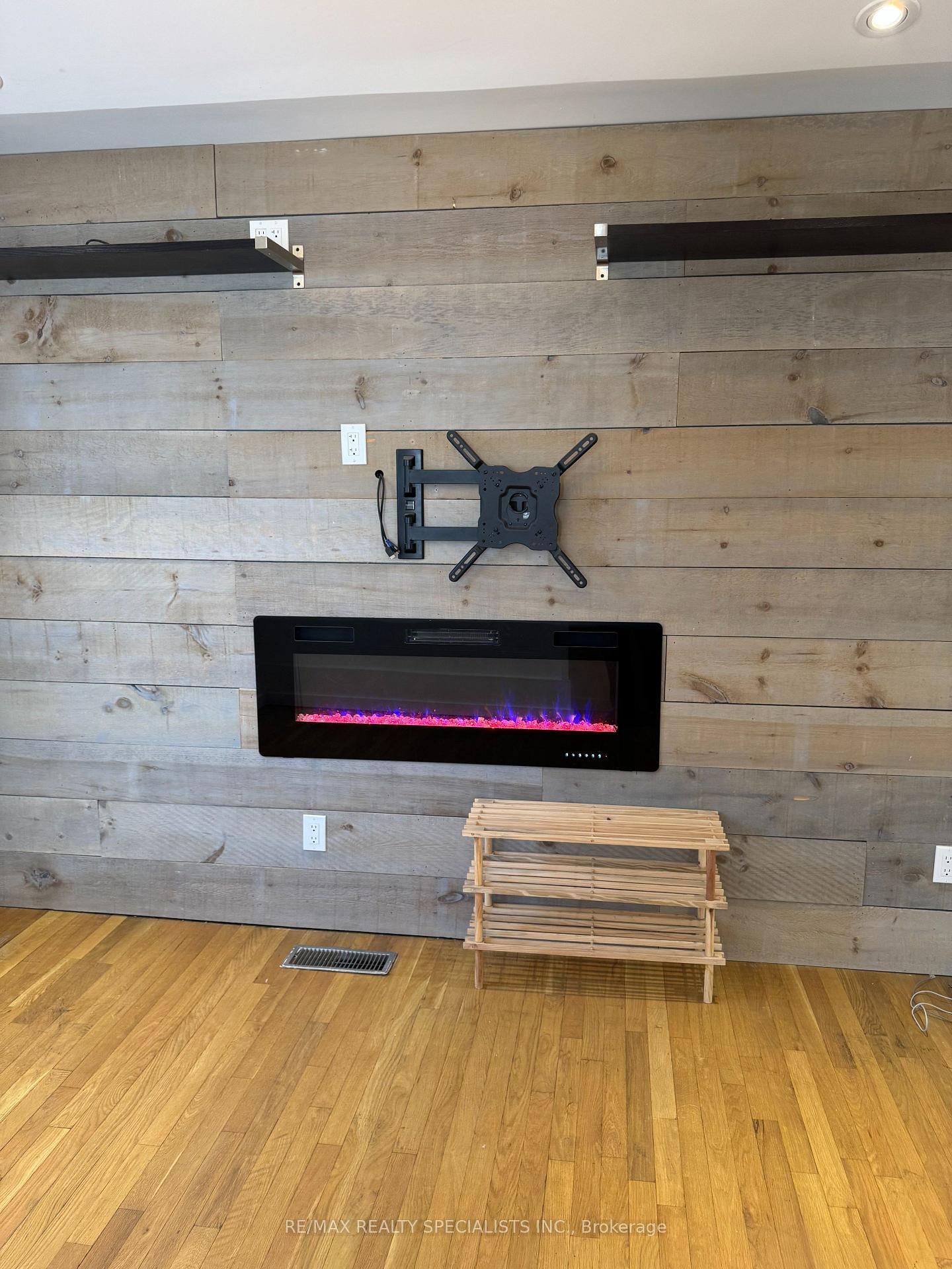 Detached House for sale at 49 Sanford Street, Barrie, Ontario, L4N 3C3 - Sanford - MLS: S12863642