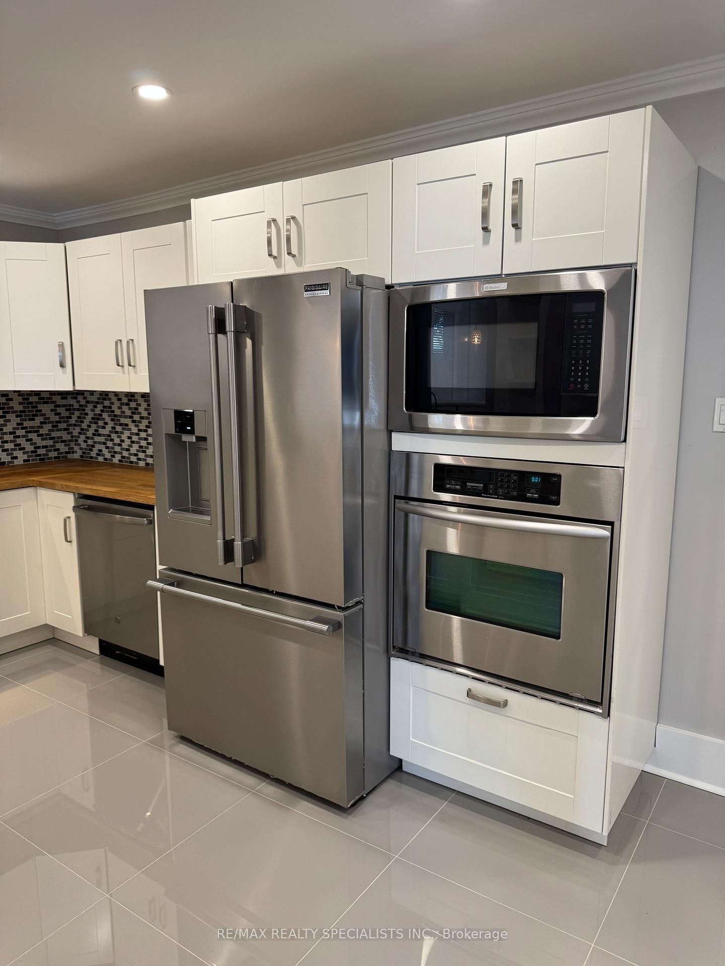 Detached House for sale at 49 Sanford Street, Barrie, Ontario, L4N 3C3 - Sanford - MLS: S12863642