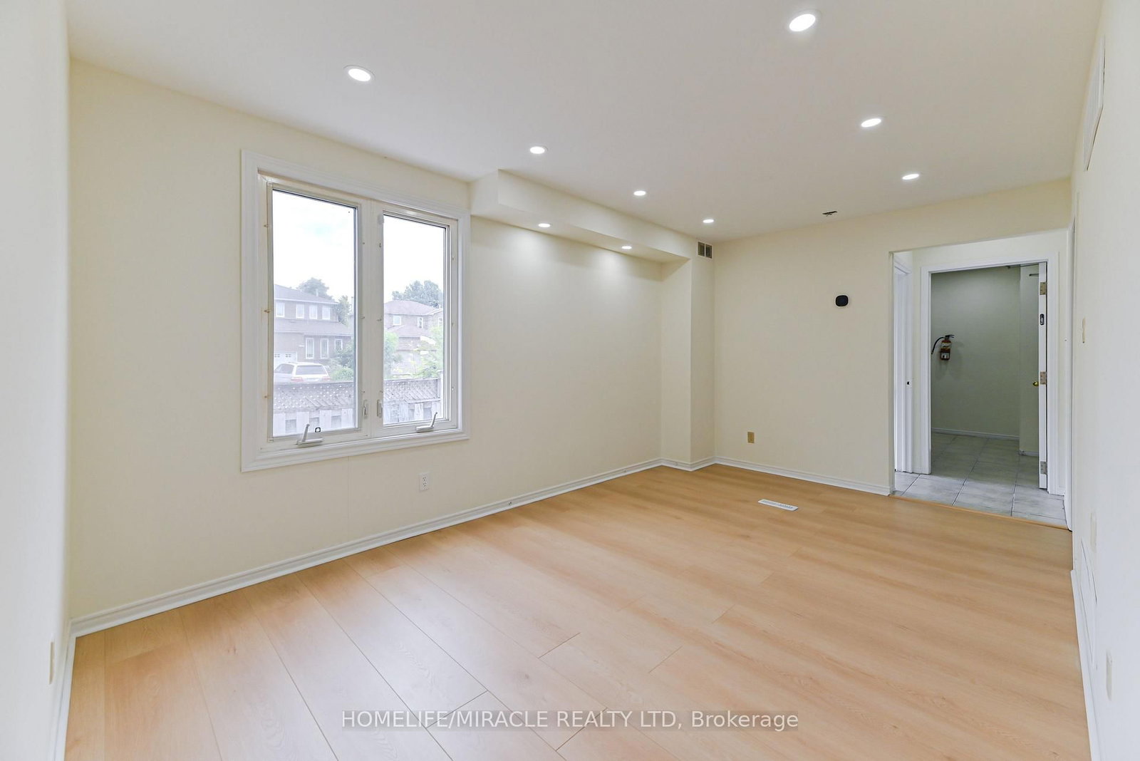 40 Blair Crescent • Barrie, ON photo 4