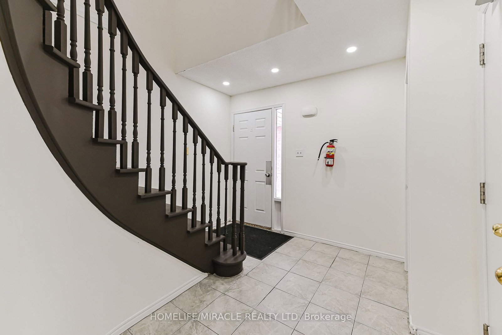 40 Blair Crescent • Barrie, ON photo 5