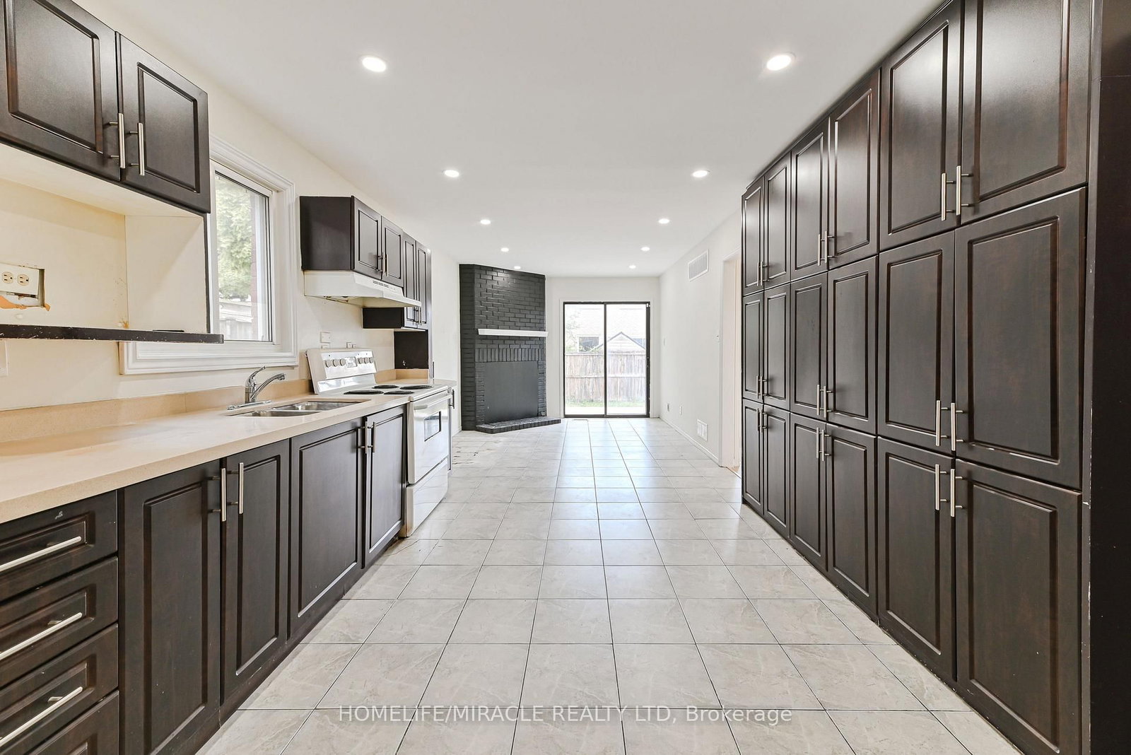 40 Blair Crescent • Barrie, ON photo 6
