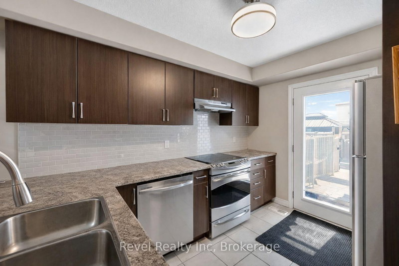 983 Cook Dr, Midland, L4R 0E4 | Image 3