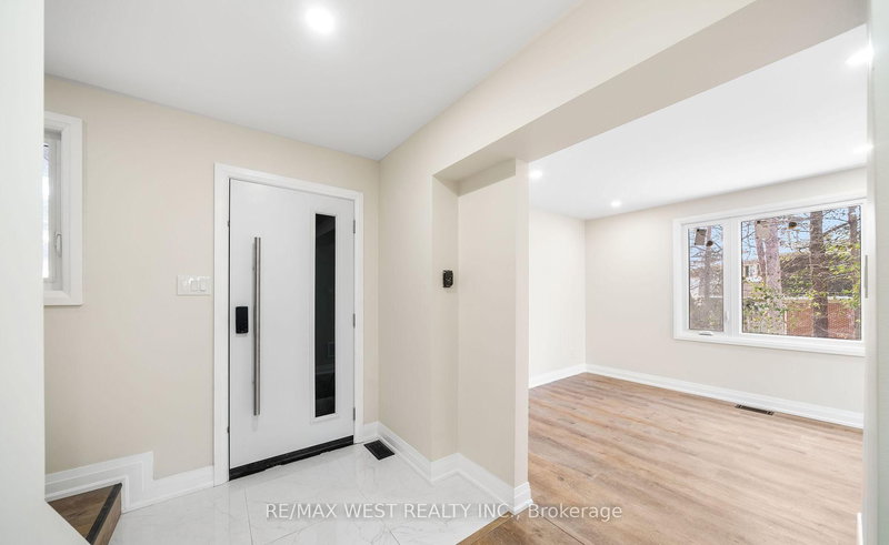 Main - 36 Wilson Crt, Barrie, L4N 5K8 | Image 3