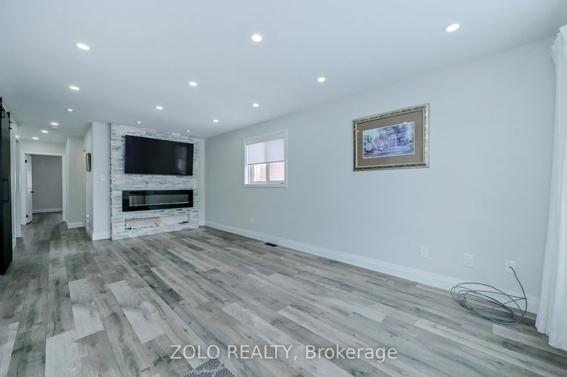 10 St. Bruno's Circ, Barrie, L4N 0B9 | Image 3