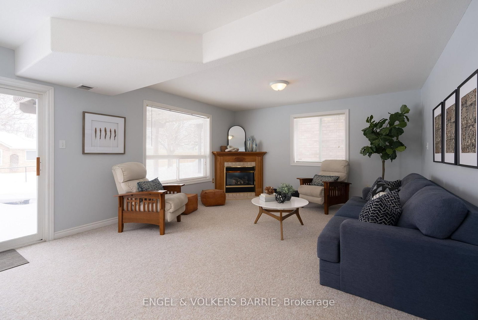 Detached House for sale at 302 Livingstone Street, Barrie, Ontario, L4M 6P3 - Little Lake - MLS: S12900658