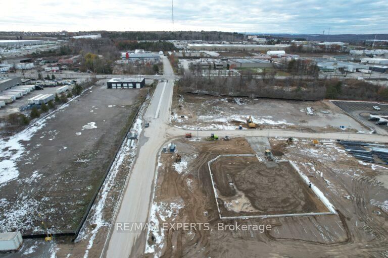 70 IRONSTONE Cres, Barrie, L9J 1A7 | Image 2