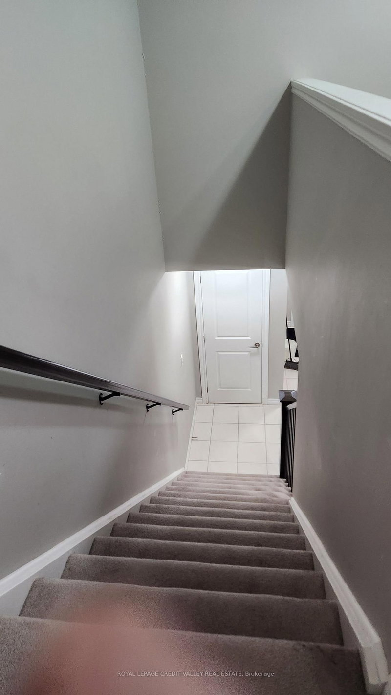 984 Wright Dr, Midland, L4R 0E4 | Image 2