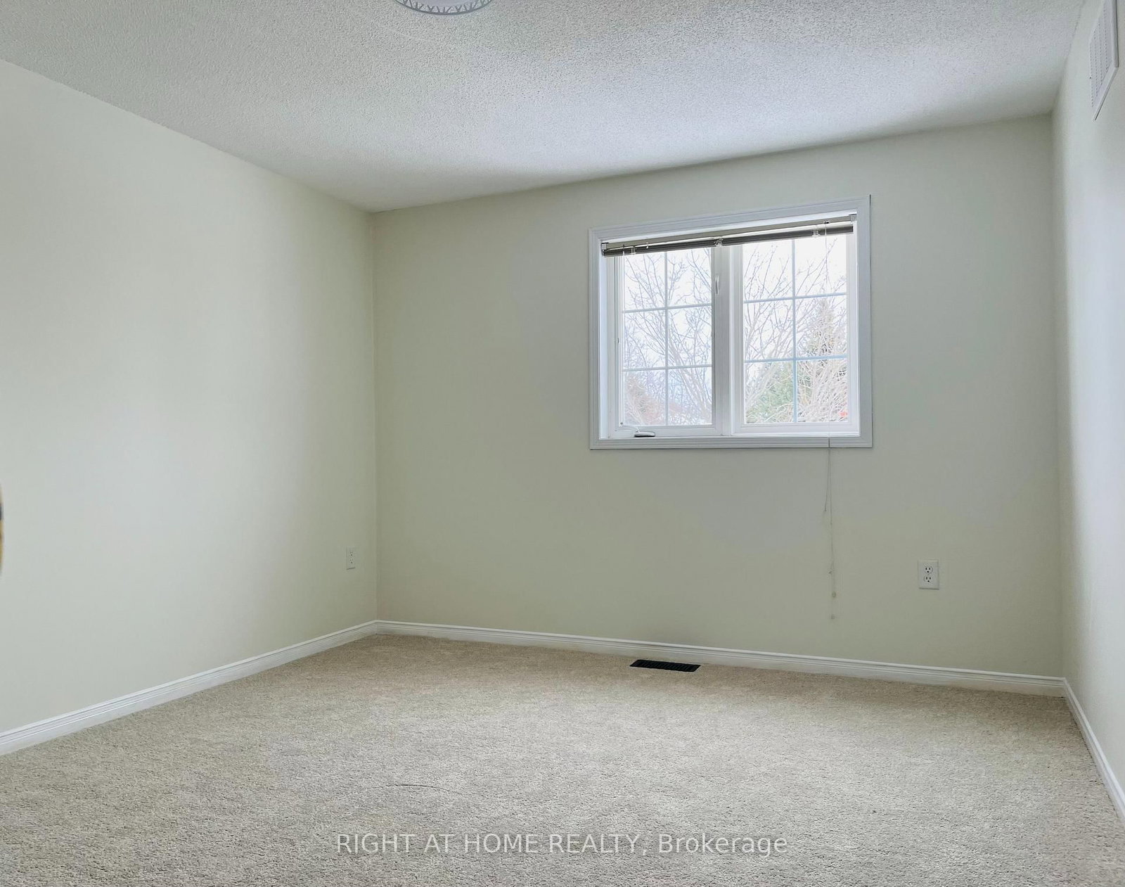 Detached House for lease at 14 Downing Crescent, Barrie, Ontario, L4N 8V7 - Holly - MLS: S12915852