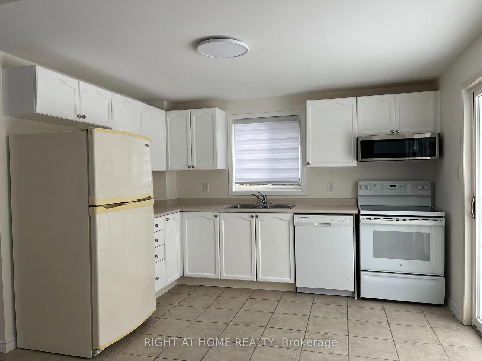 Detached House for lease at 14 Downing Crescent, Barrie, Ontario, L4N 8V7 - Holly - MLS: S12915852