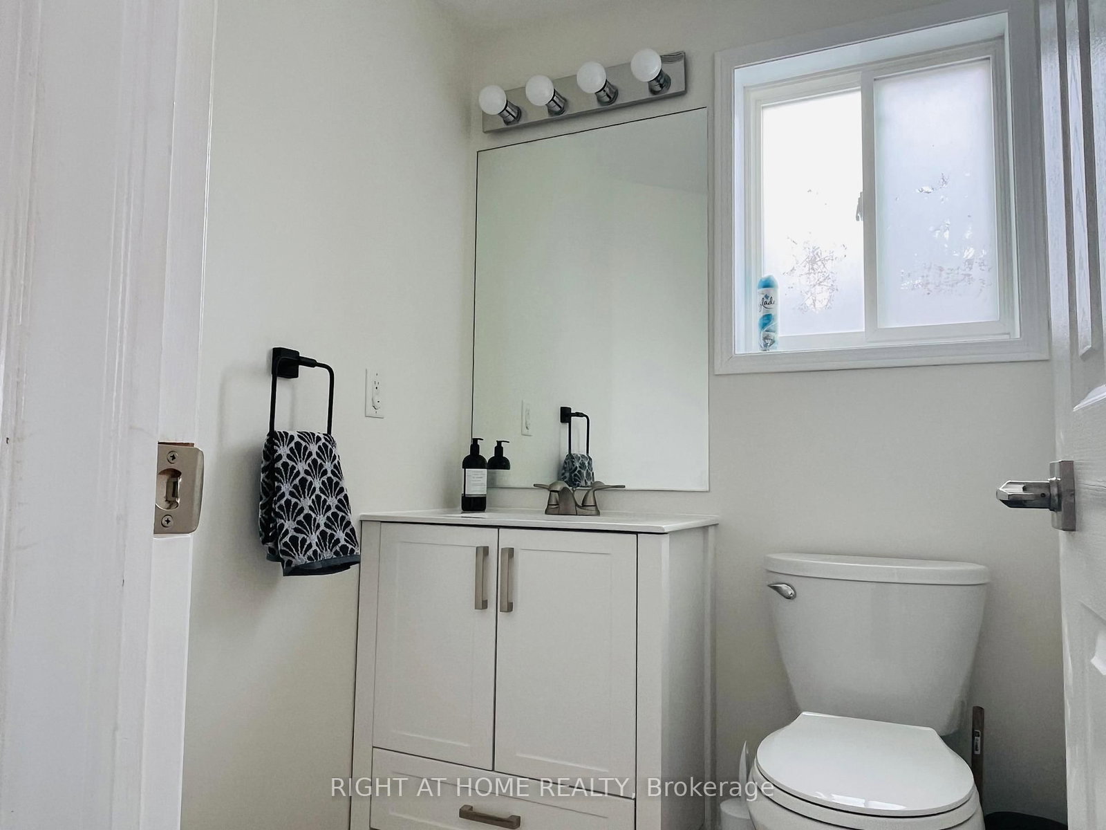 Detached House for lease at 14 Downing Crescent, Barrie, Ontario, L4N 8V7 - Holly - MLS: S12915852