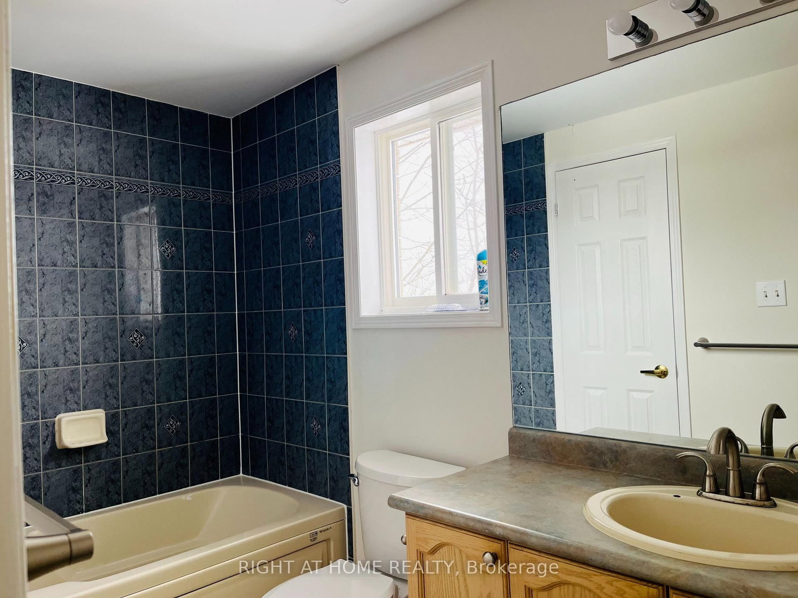 Detached House for lease at 14 Downing Crescent, Barrie, Ontario, L4N 8V7 - Holly - MLS: S12915852