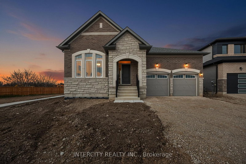 38 Legacy Circ, Wasaga Beach, L9Z 0M5 | Image 2