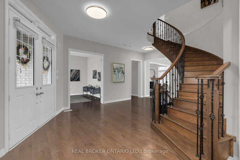 56 Redmond Cres, Springwater, L9X 2A2 | Image 2