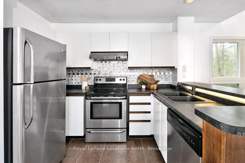 182 - 49 Trott Blvd, Collingwood, L9Y 5B8 | Image 2