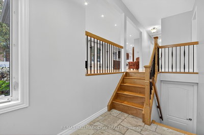 29 Oakley Park Square, Barrie, Ontario image-0-2