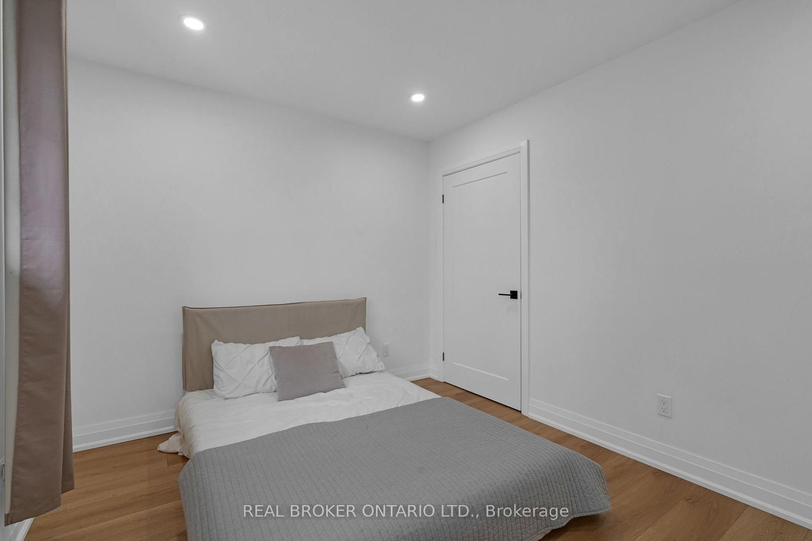 Detached House for sale at 15 Buchanan Street, Barrie, Ontario, L4M 6B7 - Grove East - MLS: S12924506