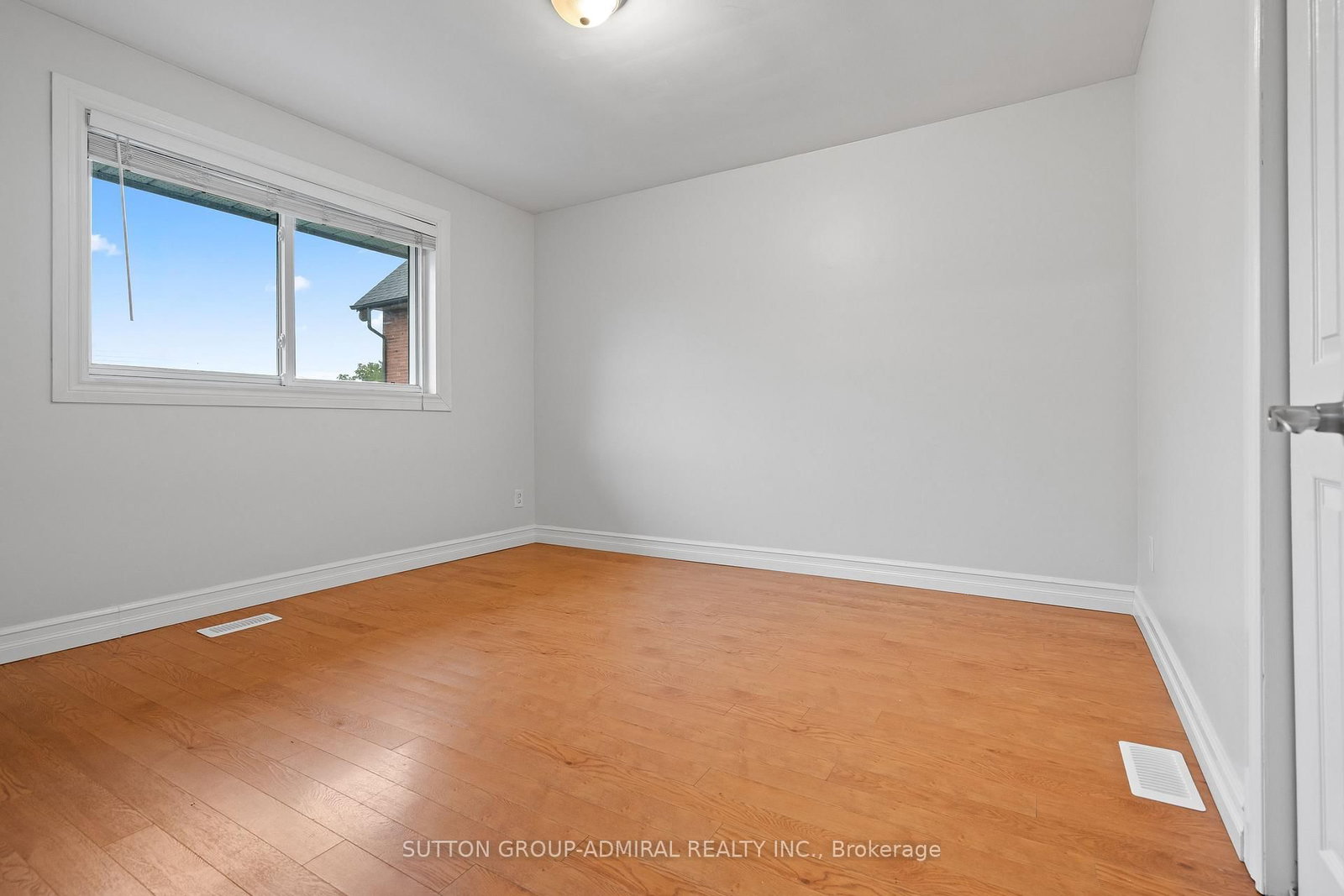 Detached House for sale at 110 Cumberland Street, Barrie, Ontario, L4N 2P7 - Allandale - MLS: S12925742