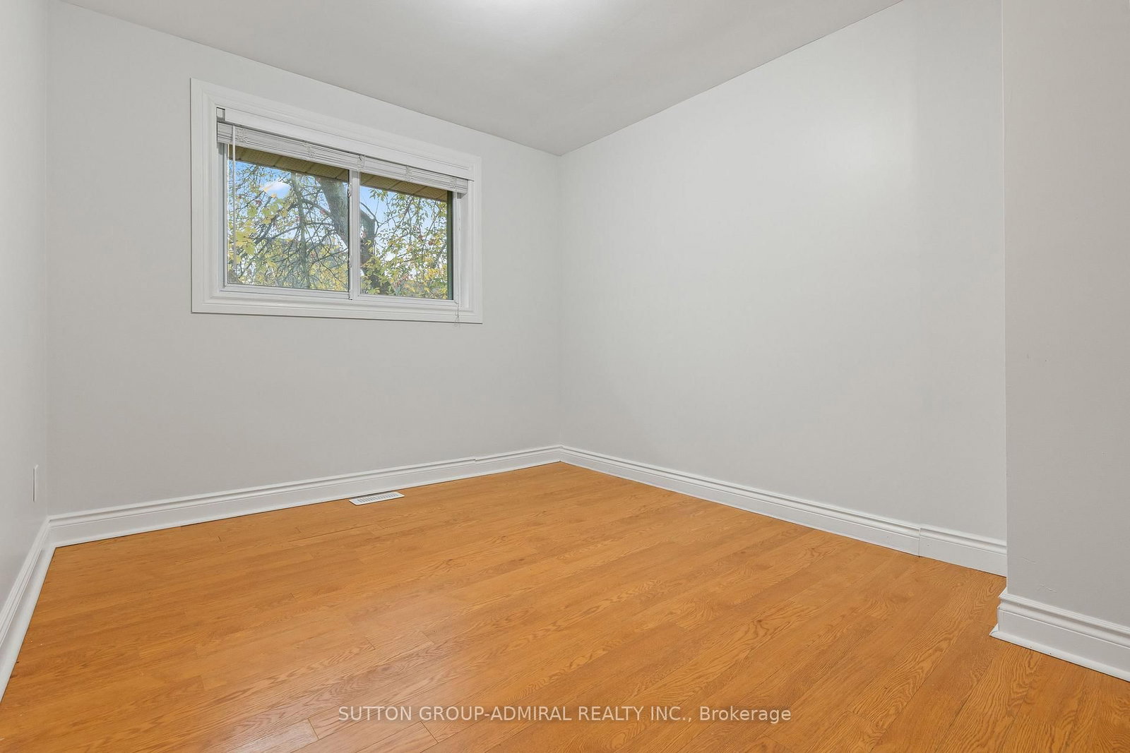 Detached House for sale at 110 Cumberland Street, Barrie, Ontario, L4N 2P7 - Allandale - MLS: S12925742