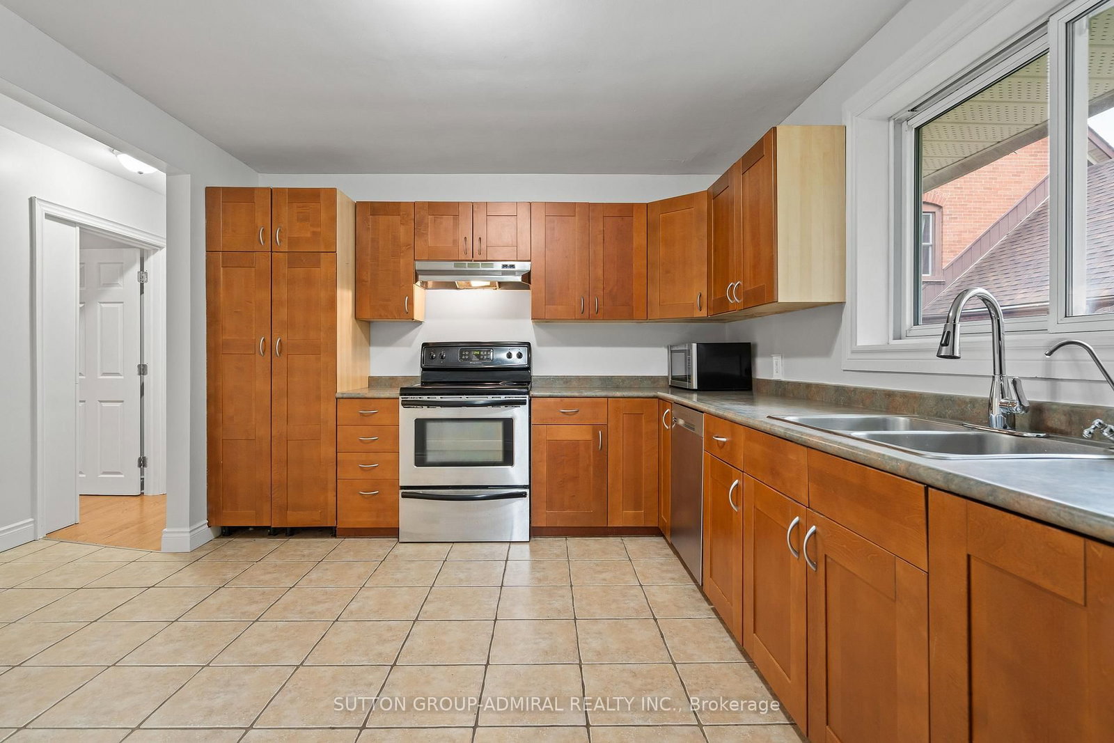 Detached House for sale at 110 Cumberland Street, Barrie, Ontario, L4N 2P7 - Allandale - MLS: S12925742